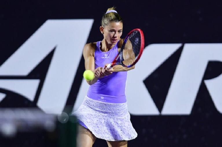 Camila Giorgi colpisce di rovescio (foto Twitter Merida Akron Open)