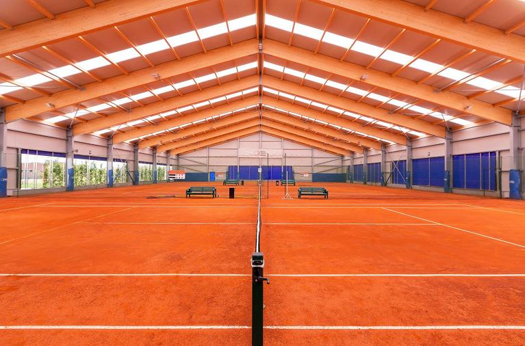 I campi indoor del The Village Padel & Tennis di Grosseto