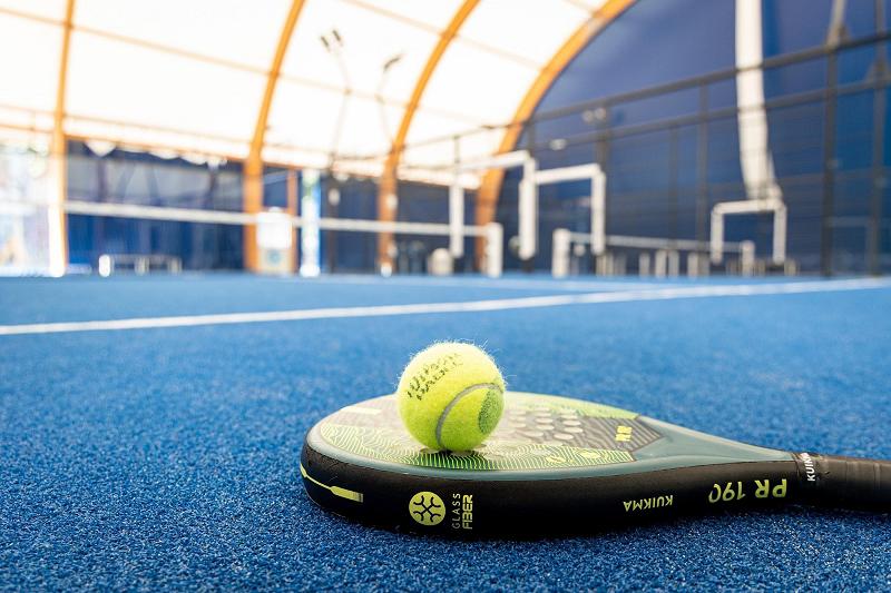 racchetta e pallina Padel