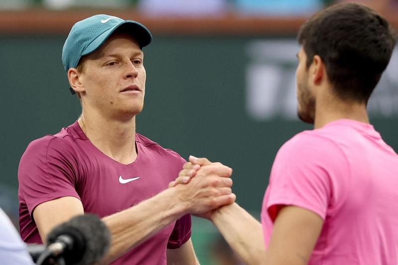 Il saluto a fine match tra Jannik Sinner e Carlos Alcaraz (foto Getty Images)