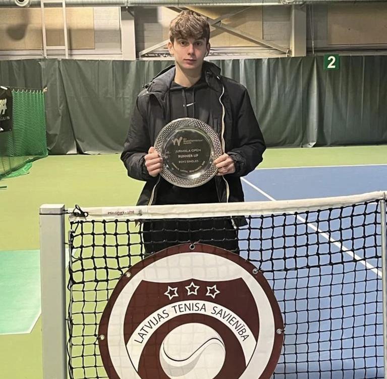 Tobia Baragioli Mordini con il trofeo del secondo posto al J30 di Jurmala (foto Instagram @vavassoritennisacademy)