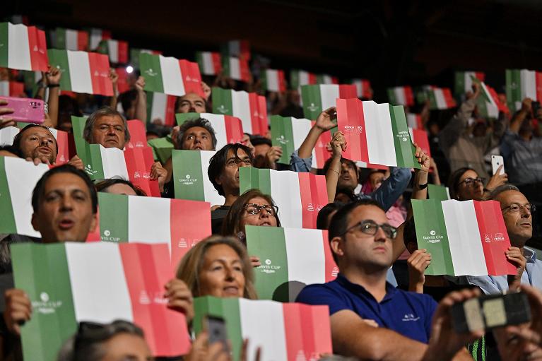 I tifosi italiani sulle tribune della Unipol Arena di Bologna in Coppa Davis (Foto Tullio Puglia)
