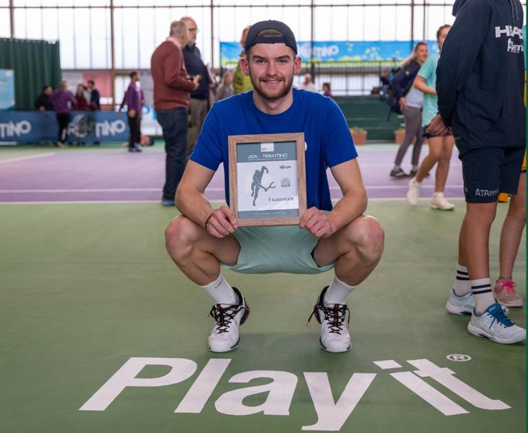 Jerome Kym con il titolo dell'ITF da 25mila dollari di Trento (foto Facebook @ATA Battisti Tennis)