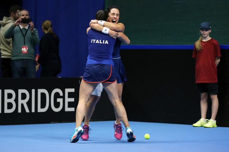 BJK Cup: l'abbraccio dopo il match point tra Elisabetta Cocciaretto e Martina Trevisan (foto Sposito)