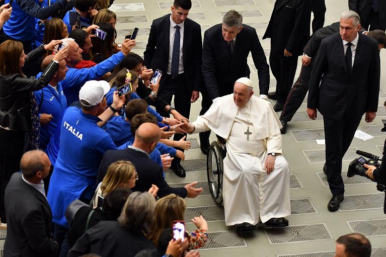 Il papa saluta i presenti dopo l'udienza generale della Federazione Italiana Tennis e Padel in Vaticano (Foto Adelchi Fioriti)