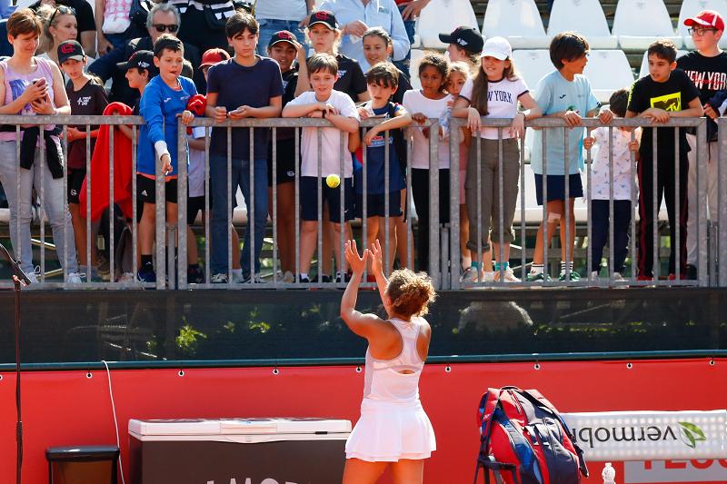 Jasmine Paolini ringrazia i bambini in tribuna