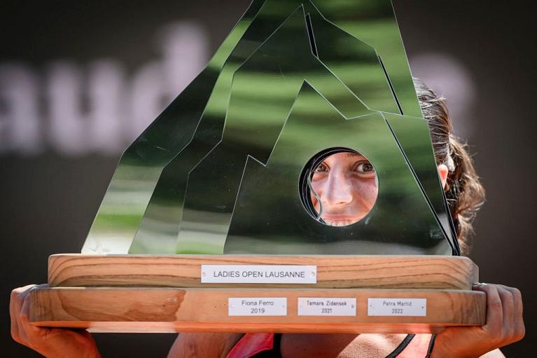 Elisabetta Cocciaretto con il primo trofeo WTA della carriera conquistato a Losanna 2023 (foto Twitter WTA website)