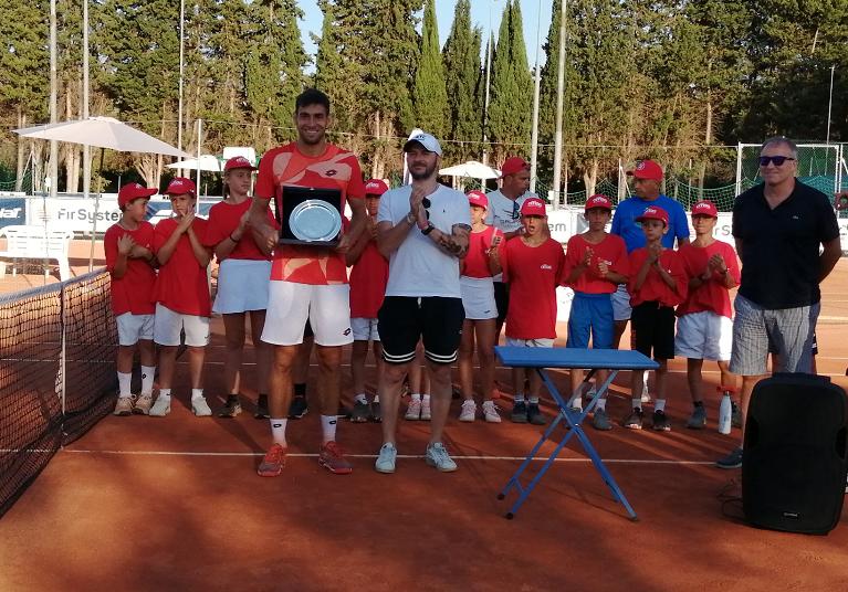 Enrico Dalla Valle con il titolo della prima edizione dell'ITF di Cattolica