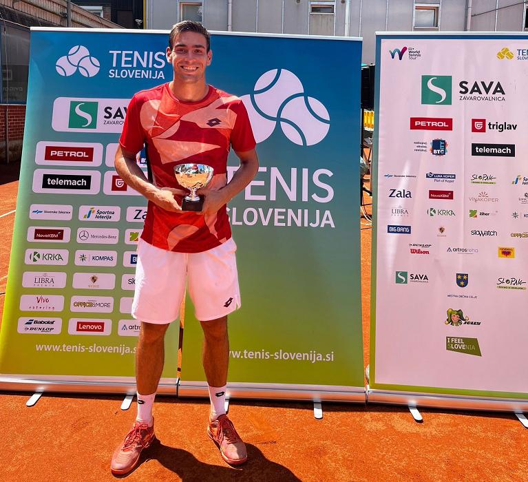 Enrico Dalla Valle con il trofeo vinto a Celje (Foto Galimberti Tennis Academy)