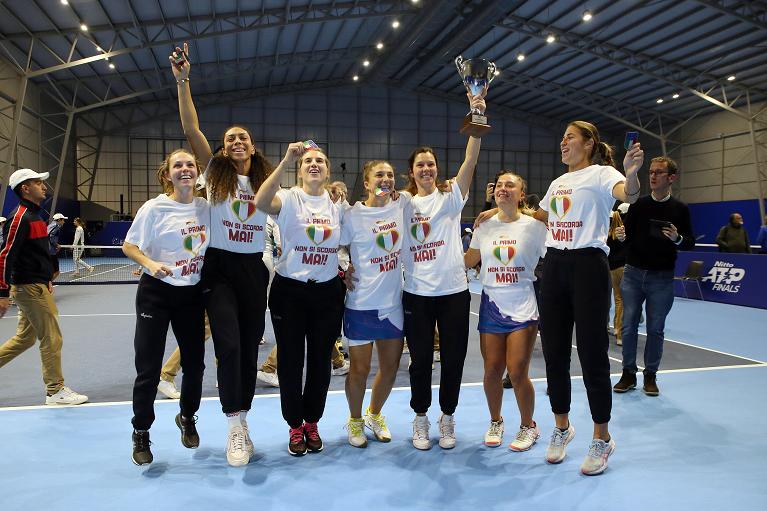 Serie A1 F 2022: le giocatrici della Canottieri Casale festeggiano il primo, storico titolo (foto Sposito)
