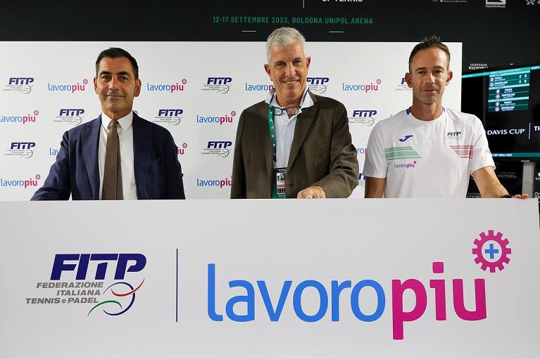 Da sinistra Matteo Naldi, Direttore Marketing di Lavoropiù; Raimondo Ricci Bitti, Consigliere Nazionale della Federazione Italiana Tennis e Padel; Filippo Volandri, capitano della nazionale italiana di Coppa Davis (Foto Sposito)