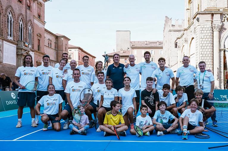Tennis in piazza: Vavassori e Passaro con i bambini a Piazza Maggiore a Bologna (Foto Francesca Grana)