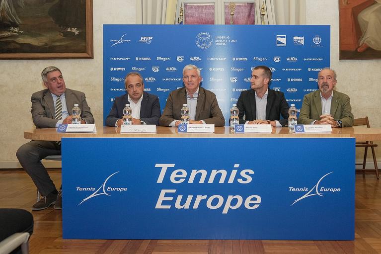 La conferenza stampa di presentazione degli Europei U16 a Parma. Da sinistra Mauricio Rosciano, direttore tecnico del torneo; Giammaria Manghi, Capo della segreteria politica della Presidenza della Regione Emilia-Romagna; Raimondo Ricci Bitti, consigliere federale FITP; Marco Bosi, assessore a Bilancio e Sport del Comune di Parma; Gilberto Fantini, presidente del Comitato Emilia-Romagna della FITP (Foto Francesca Grana)