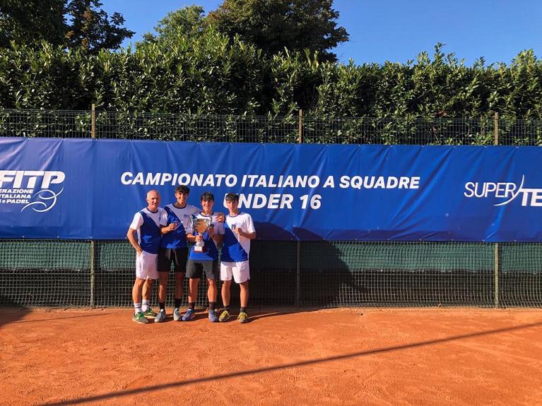 Alberto Casadei, Alex Guidi, Riccardo Pasi e Marco Caporali festeggiano lo scudetto Under16