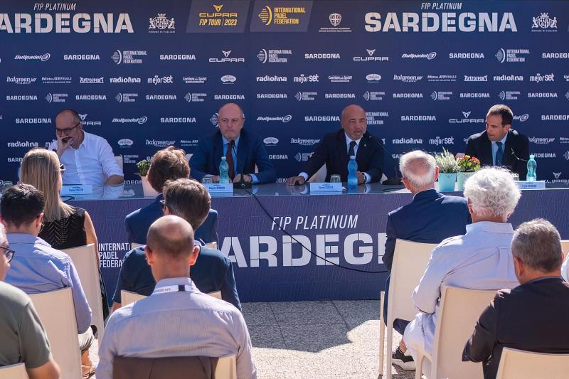 La conferenza stampa di presentazione del FIP PLATINUM Sardegna. Da sinistra il sindaco di Cagliari Paolo Truzzu; il presidente della Federazione Italiana Tennis e Padel, Angelo Binaghi; Gianni Chessa, Assessore al Turismo, Artigianato e Commercio della Regione Sardegna; Luigi Carraro, presidente della Federazione Internazionale Padel (Foto  https://www.padelfip.com/)