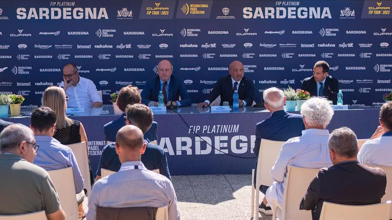 La conferenza stampa di presentazione del FIP PLATINUM Sardegna. Da sinistra il sindaco di Cagliari Paolo Truzzu; il presidente della Federazione Italiana Tennis e Padel, Angelo Binaghi; Gianni Chessa, Assessore al Turismo, Artigianato e Commercio della Regione Sardegna; Luigi Carraro, presidente della Federazione Internazionale Padel (Foto  https://www.padelfip.com/)