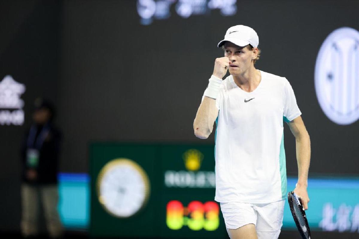 Esulta Jannik Sinner al China Open di Pechino (Getty Images)