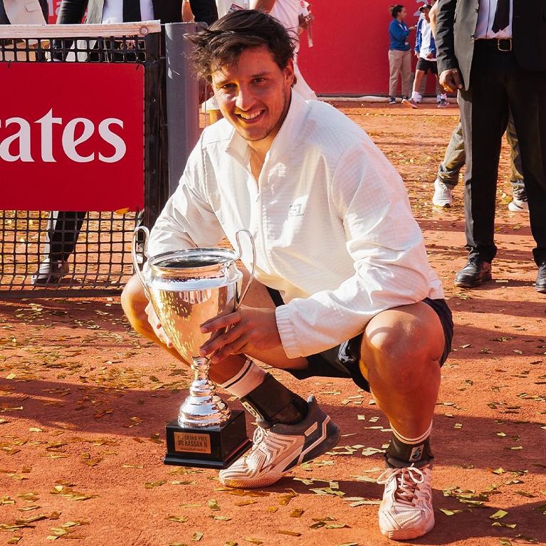 Luciano Darderi con il trofeo di Marrakech 2025