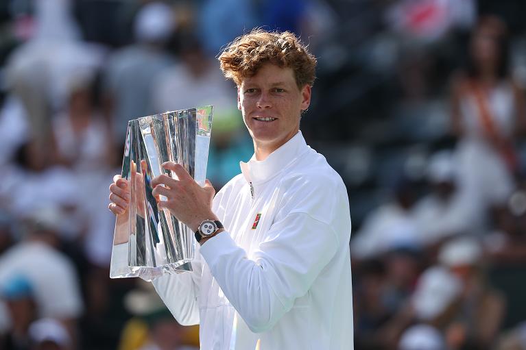 Jannik Sinner con il trofeo vinto a Indian Wells (Getty Images)