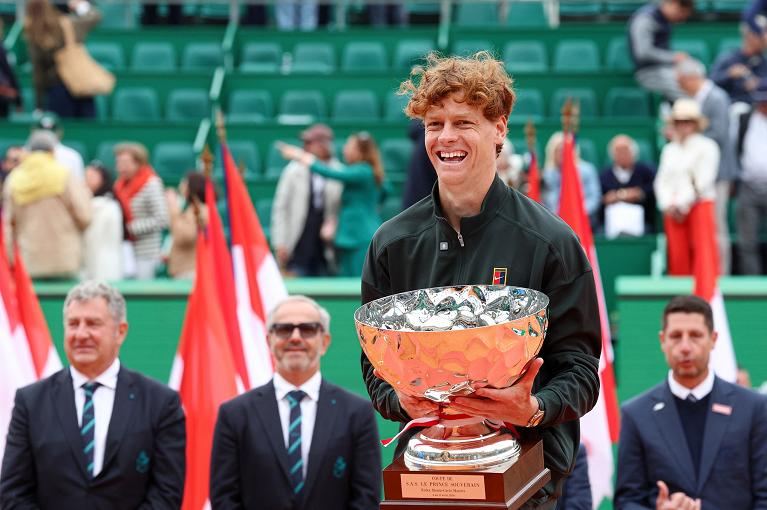Jannik Sinner scherza con il trofeo di Monte-Carlo 2026 (foto Getty Images)