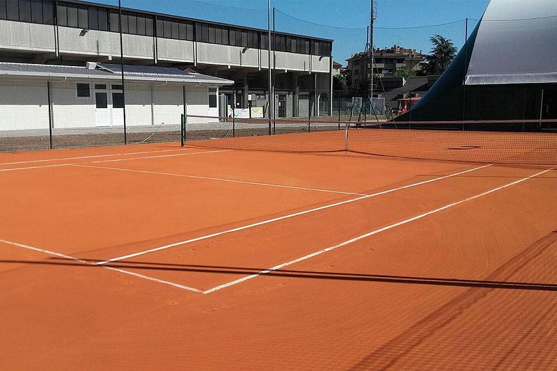 Campo da tennis in terra rossa
