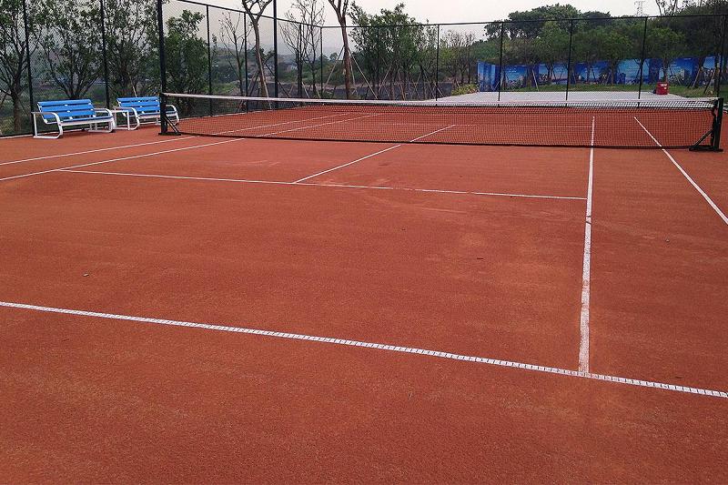Campo da tennis in terra rossa