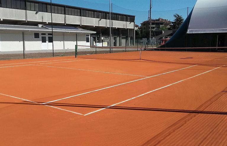 Campo da tennis in terra rossa