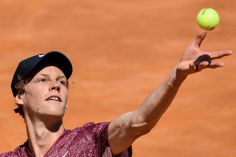Jannik Sinner al servizio