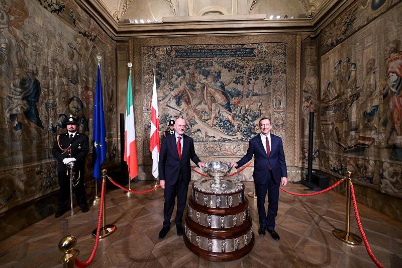 Il presidente della FITP Angelo Binaghi ed il Sindaco di Milano Giuseppe Sala con la Cioppa Davis (foto Ufficio stampa Comune di Milano)