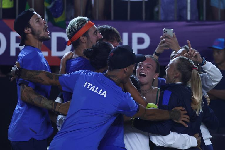 La Nazionale azzurra festeggia il successo nella Beach Tennis World Cup 2022 (foto Marcello Zambrana/DGW)