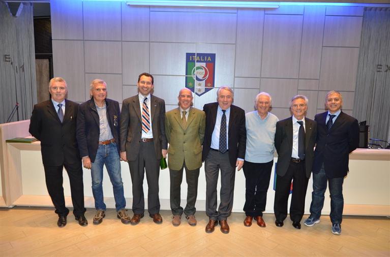 Franco Sbardella (secondo da dx) con il comitato toscano