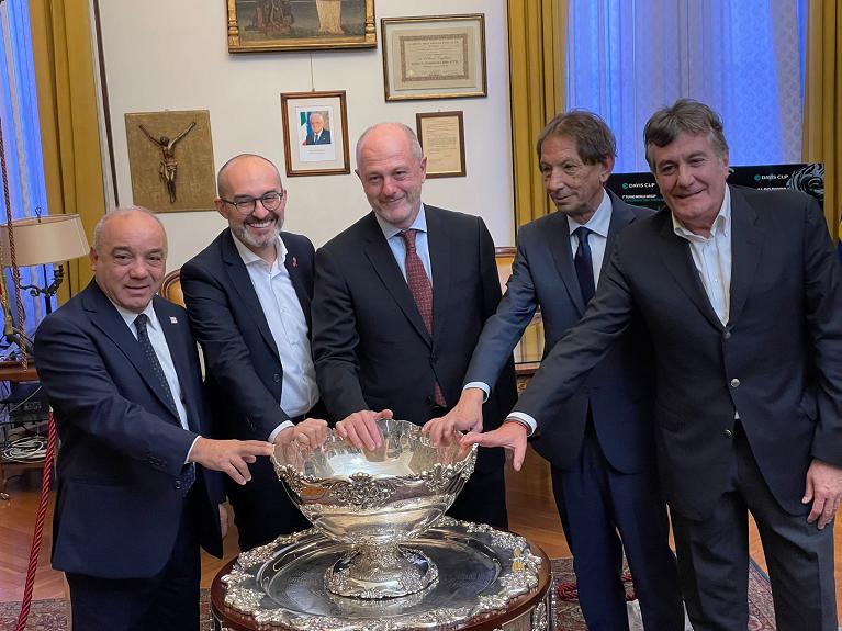 Il Trophy Tour della Coppa Davis a Cagliari. Da sinistra l'assessore del Turismo, Artigianato e Commercio della Regione Sardegna Giovanni Chessa;  il sindaco di Cagliari Paolo Truzzu; il presidente della Federazione Italiana Tennis e Padel Angelo Binaghi; il presidente del CONI Sardegna Bruno Perra e il presidente del Consiglio comunale Edoardo Tocco (Foto FITP)