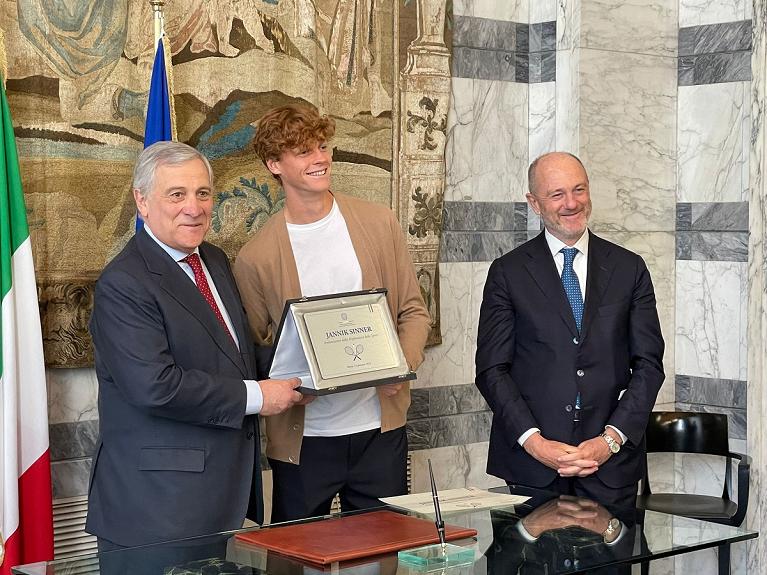Antonio Tajani, vicepresidente del Consiglio e ministro degli Affari e della Cooperazione internazionale, con Jannik Sinner ed il presidente della FITP Angelo Binaghi