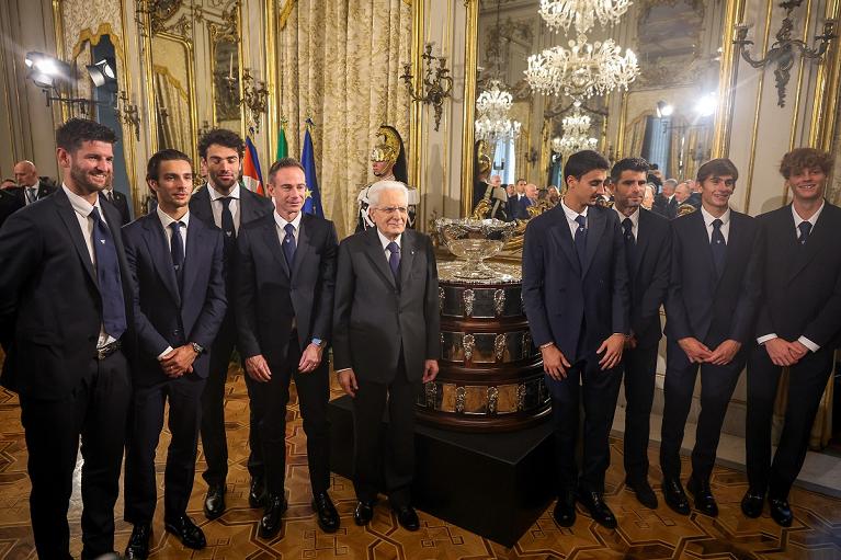 Foto di rito per gli azzurri di Coppa Davis con il Presidente Mattarella e la Coppa Davis (foto Sposito/FITP)