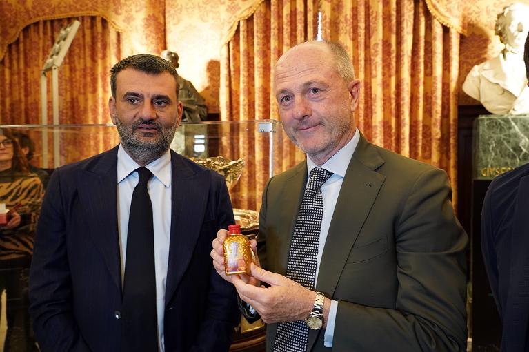 Il sindaco di Bari Antonio Decaro e il presidente della Federazione Italiana Tennis e Padel Angelo Binaghi in occasione dell'arrivo della Coppa Davis a Bari (Foto FITP)