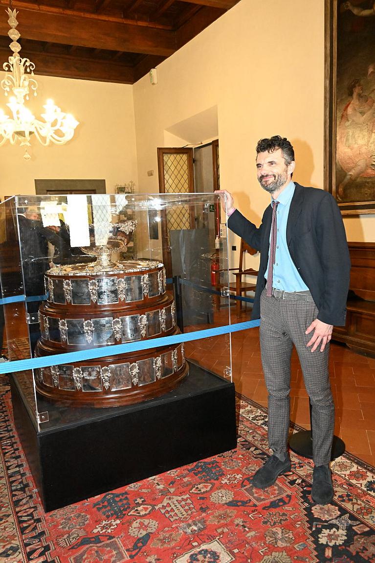 Sindaco di Prato Matteo Biffoni accanto alla Coppa Davis