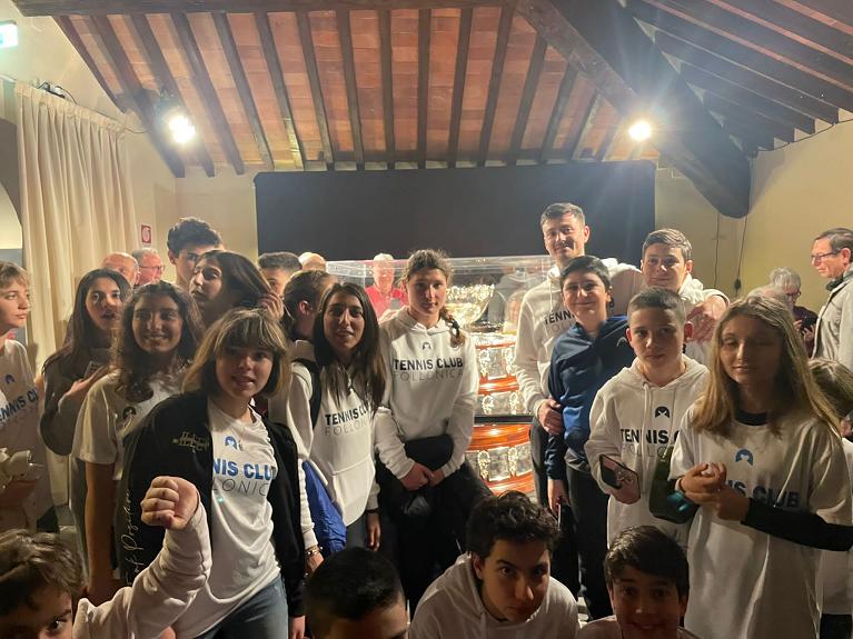 I ragazzi del Tc Follonica accanto all'Insalatiera