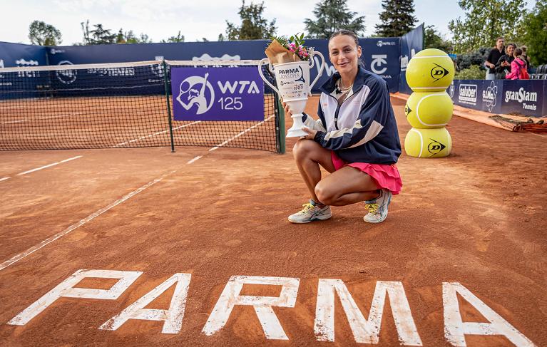 Ana Bogdan con il trofeo del Parma Ladies Open 2023 (Foto Daniele Combi/MEF Tennis Events)