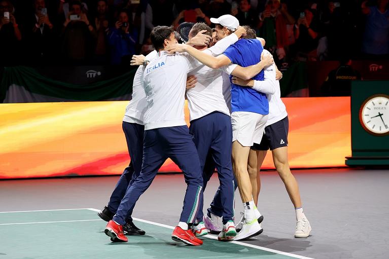 La squadra azzurra festeggia la conquista della Coppa Davis (foto Sposito)
