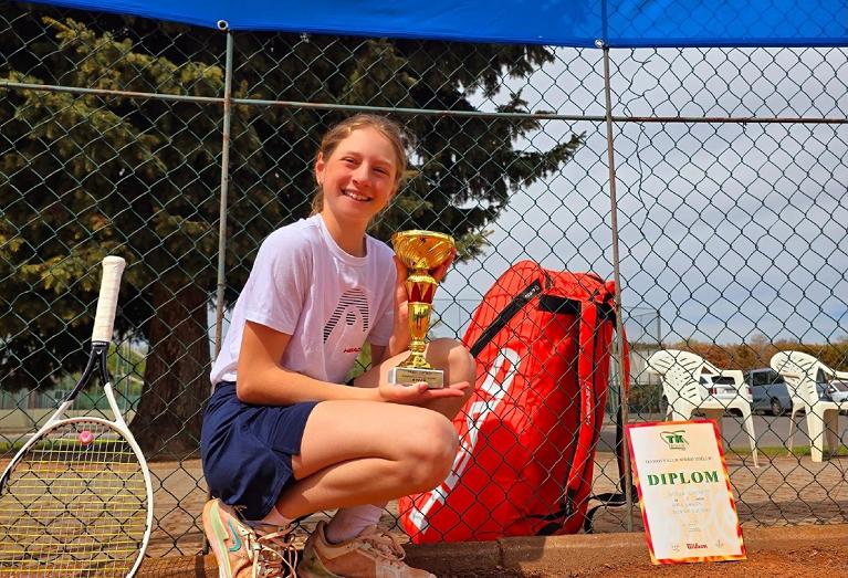 Giulia Luchetti con il trofeo della Neride Cup