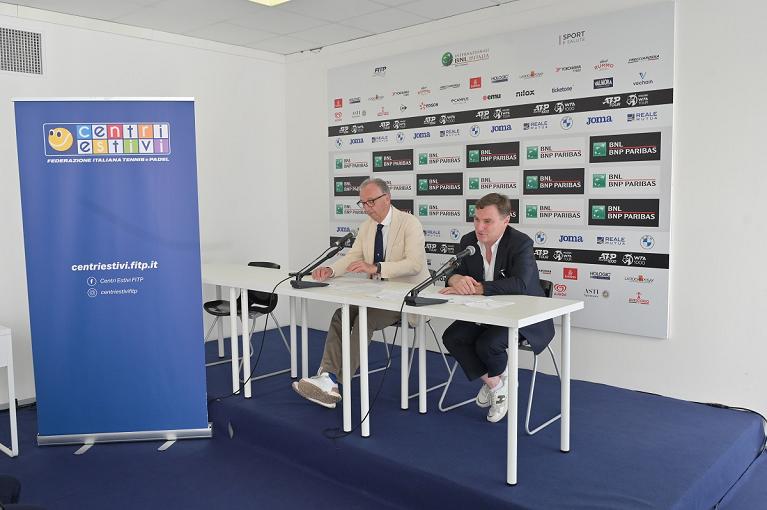 Graziano Risi, consigliere della Federazione Italiana Tennis e Padel; e Michelangelo Dell'Edera, direttore dell’Istituto Superiore di Formazione “Roberto Lombardi”, alla conferenza stampa di presentazione dei Centri Estivi FITP (Foto Fioriti/FITP)
