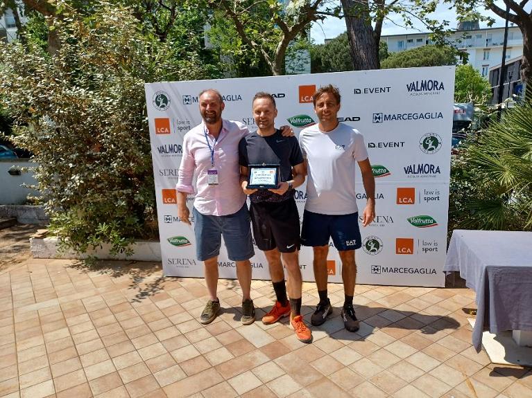 La premiazione del tabellone Over 50, il vincitore Andrea Travaglini