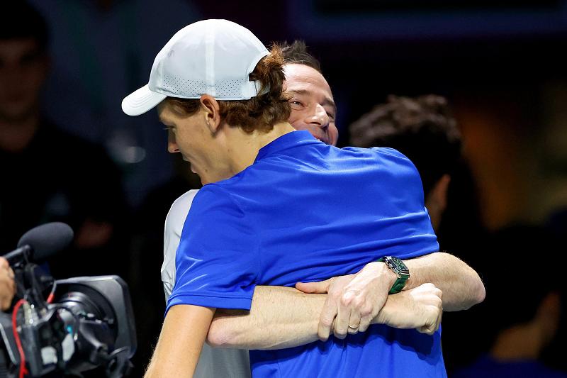 Il capitano Filippo Volandri abbraccia Jannik Sinner dopo la vittoria su Novak Djokovic (Sposito/FITP)