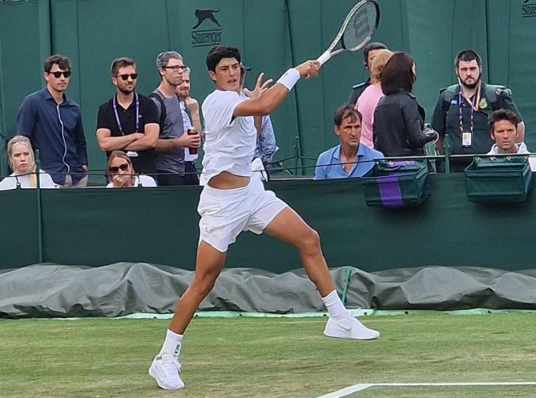 Fedrico Cinà colpisce di diritto Wimbledon 2023