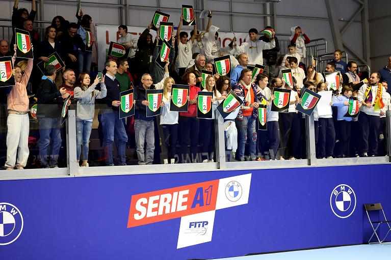 I tifosi della SC Casale festeggiano la conquista dello scudetto nella Serie A1 BMW femminile (Foto Sposito/FITP)
