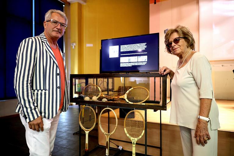 Il curatore della mostra Salvatore Sodano e Roberta Beltrame, ex campionessa italiana ferrarese negli anni Sessanta (foto Sposito/FITP)