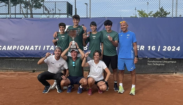 Il CT Giotto esulta con scudetto e coppa sui campi del Queen's Club Cattolica