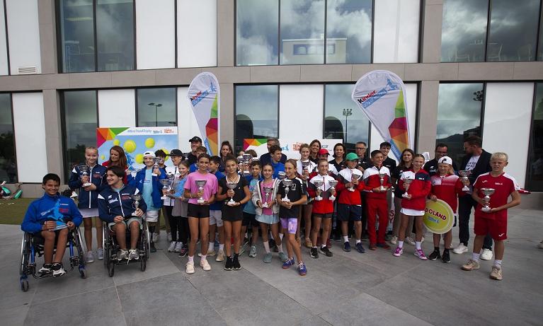 Foto di gruppo con i partecipanti del Master Kinder Joy of Moving Tennis Trophy 2024 alla Rafael Nadal Academy