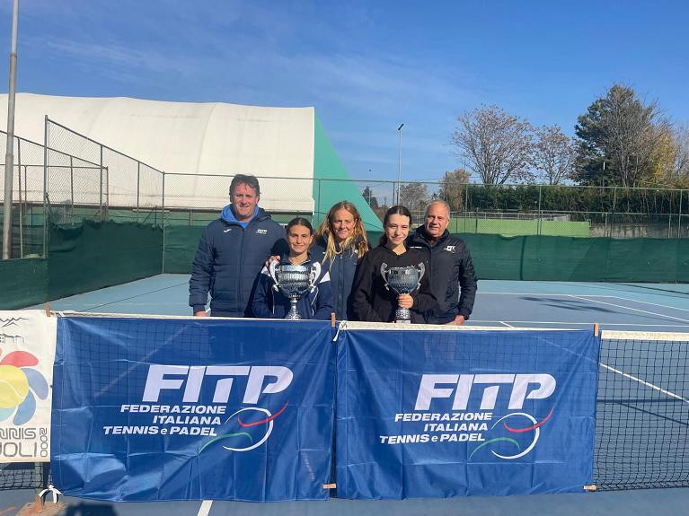MASTER JUNIOR NEXT GEN ITALIA 2024 - La premiazione femminile under 12. La vincitrice Giorgia Lanza (a destra) e la finalista Viktoria Antoniuk