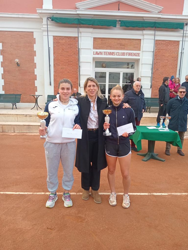 La ds del Ct Firenze Sara Mazzetti insieme alle due finaliste